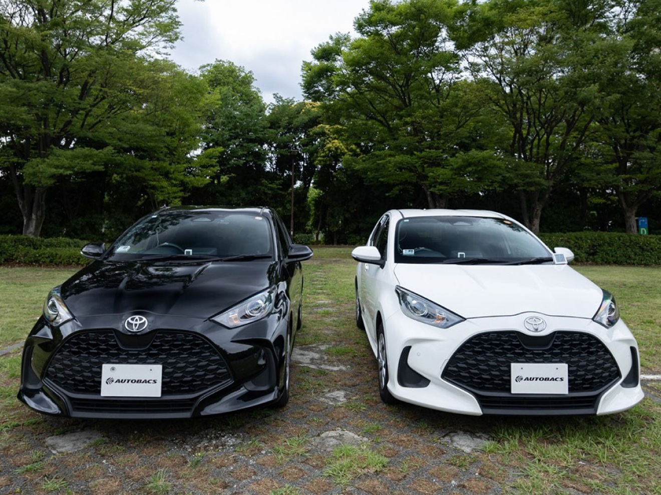 夏に近づくにつれて気になるのが、屋外に駐車した車の車内温度。炎天下にさらされていた愛車に乗り込むや、あまりの暑さに大汗を流し、ステアリングの熱さに四苦八苦……。そんな経験、ありますよね？  「炎天下では白い車よりも黒い車のほうが車内が熱くなる」……とはよく耳にしますが、本当にボディカラーは車内の温度と関係があるのでしょうか？  本格的な夏が訪れる前に、実際に計測してみました。