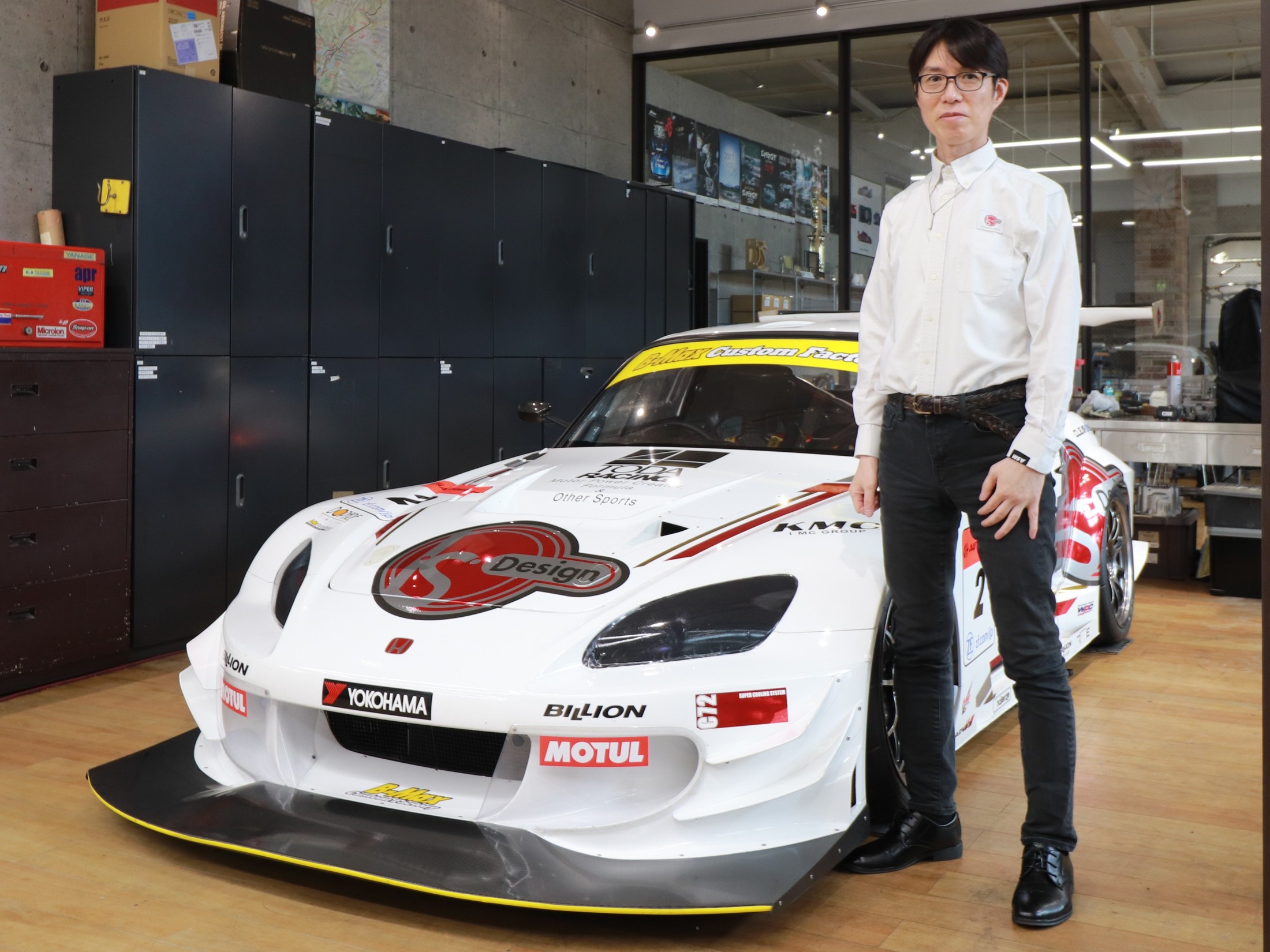 横浜・新山下に店舗を構え、RECAROシートの販売と、ホンダ「S2000」のカスタマイズ／チューニングを専門にする「ASM YOKOHAMA」。  その立役者が、株式会社オートバックスセブンASM推進部部長の金山新一郎さんです。では、どのような経緯でASMを企画／立案し、オープンに至ったのでしょうか？ 金山さんにお聞きしました。