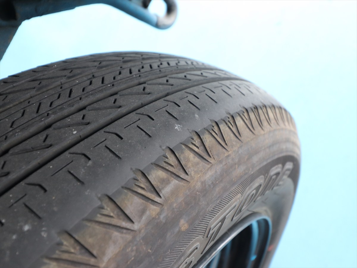 ▲ショルダー部（角の部分）だけ溝がなくなったタイヤ