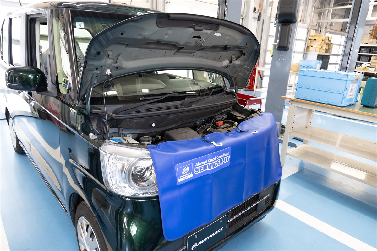 ▲今回は「上抜き」でオイル交換を行った （写真はオートバックスでの作業イメージ）