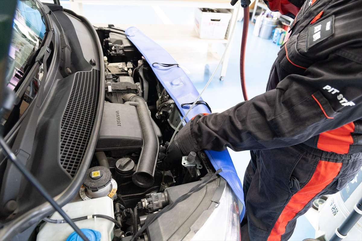 ▲オートバックスのピットでの撮影のためオイルチェンジャーは業務用だが手順は同じ