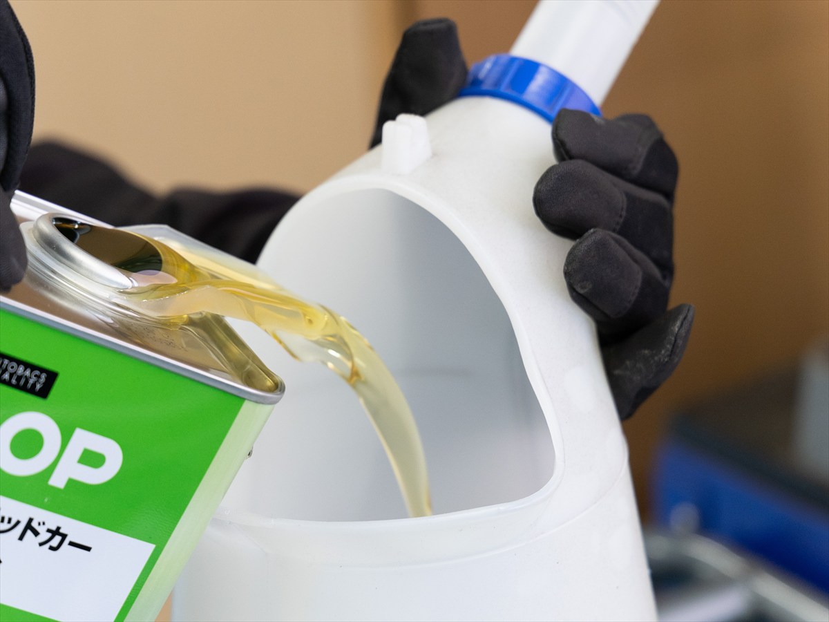 ▲新しいオイルは抜いた量と同量を計って入れる