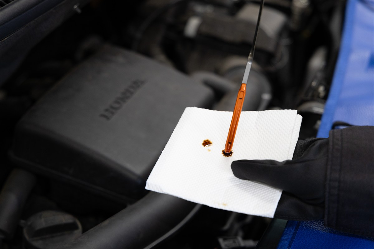 ▲交換前のオイルがこちら。新しいオイルとの色（汚れ）の違いに注目