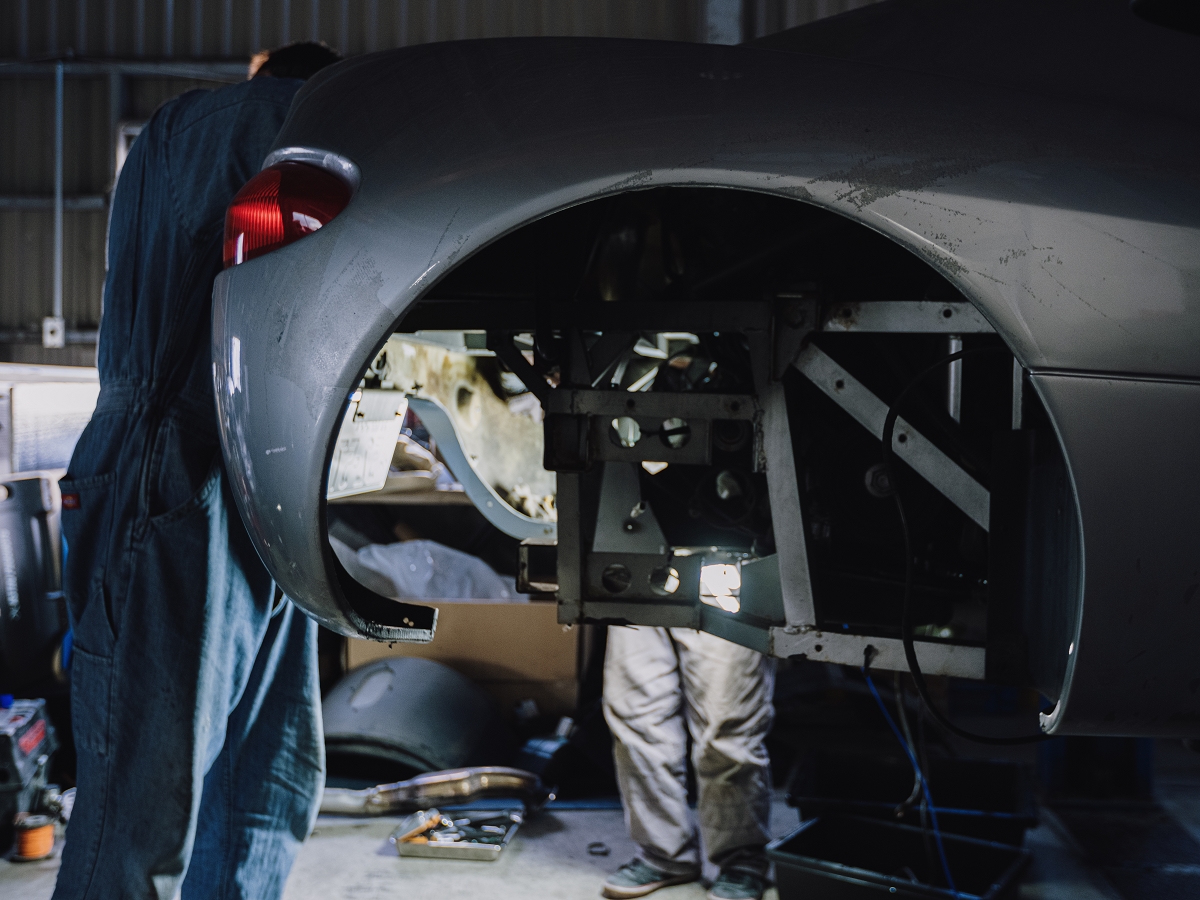 ▲ホイールアーチ内に見えているのがリアメンバー。このシルバーのガライヤのリアメンバーは外され、赤色の