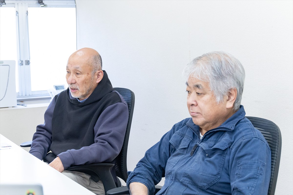 レストアを担当したゴードンミラー社顧問の田沼良之氏(画像左)とメインメカニックの甲斐一誠氏(画像右)