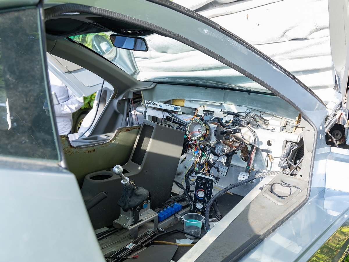 ドアの開口部に、ぐるりと施されるゴム製パーツが雨水や風の浸入、振動音を防ぐウェザーストリップ