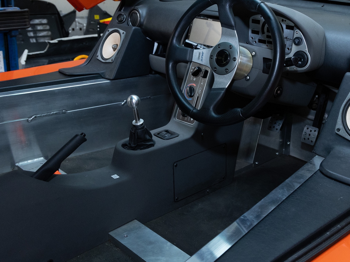 センターコンソールの運転席側に新設された、ヒューズボックスへのサービスホール