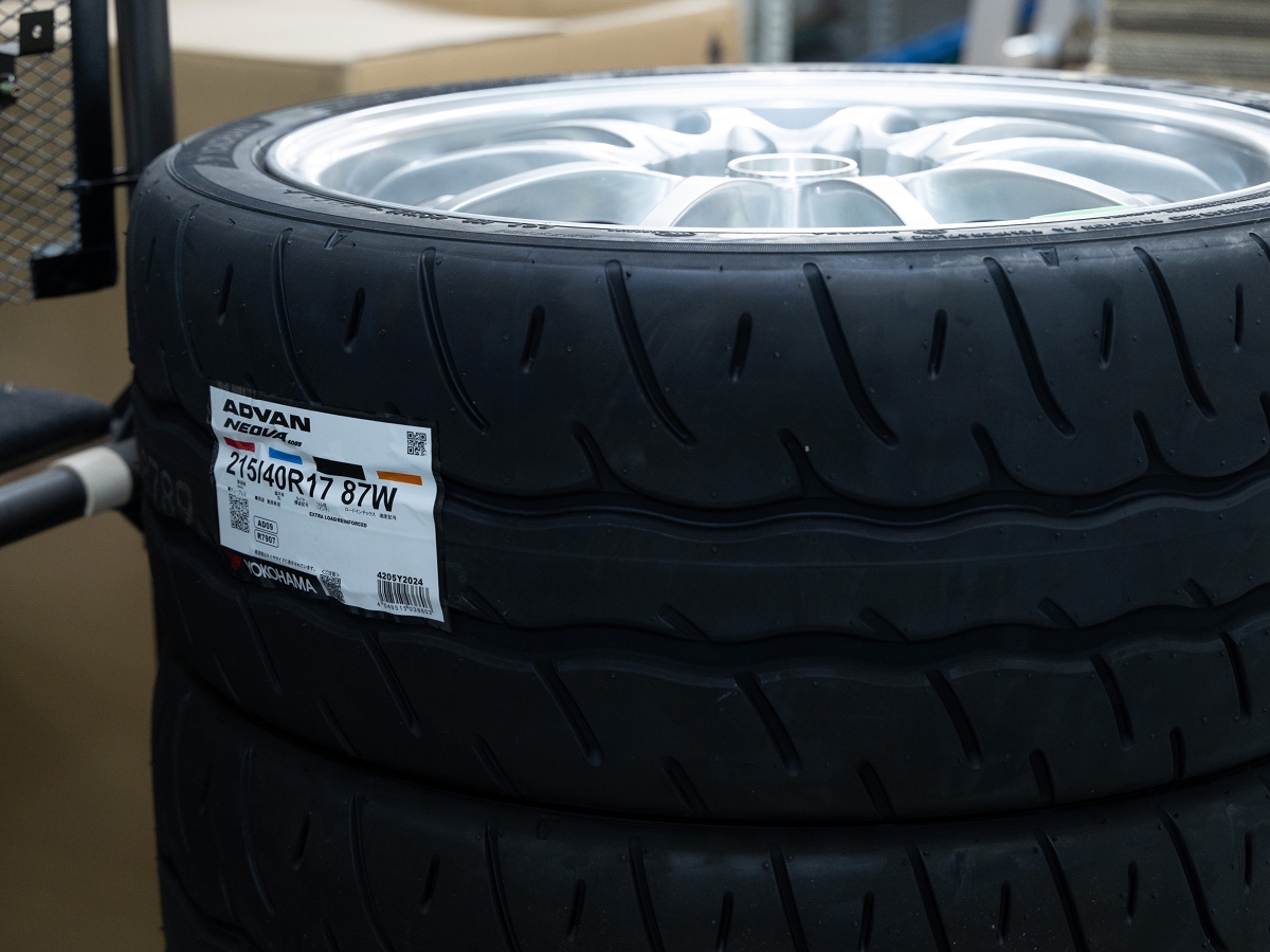ガライヤのタイヤサイズはフロント215/40R17、リア255/40R17。ちなみに入庫時に履いてい