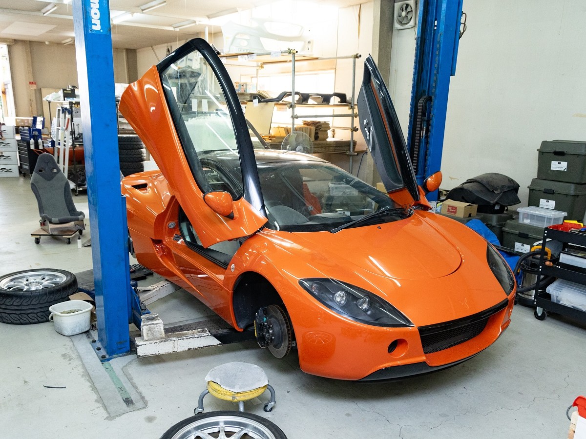 ▲オートバックスのイメージカラー、オレンジにオールペン。ルーフ部はブラックに塗り分けられている