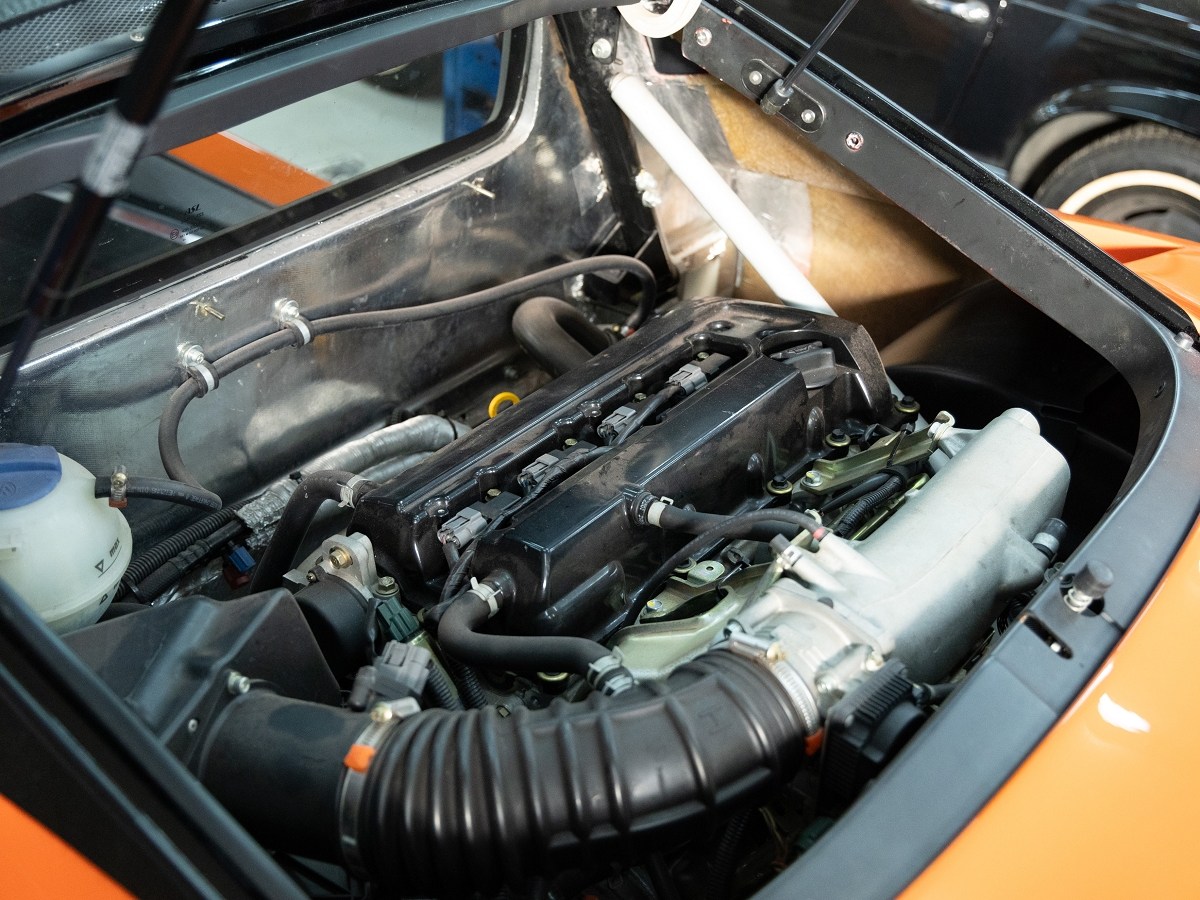 ▲ドライバーの背後に収まったエンジン（日産SR20VE）。20年も昔のエンジンながら、NAで200p