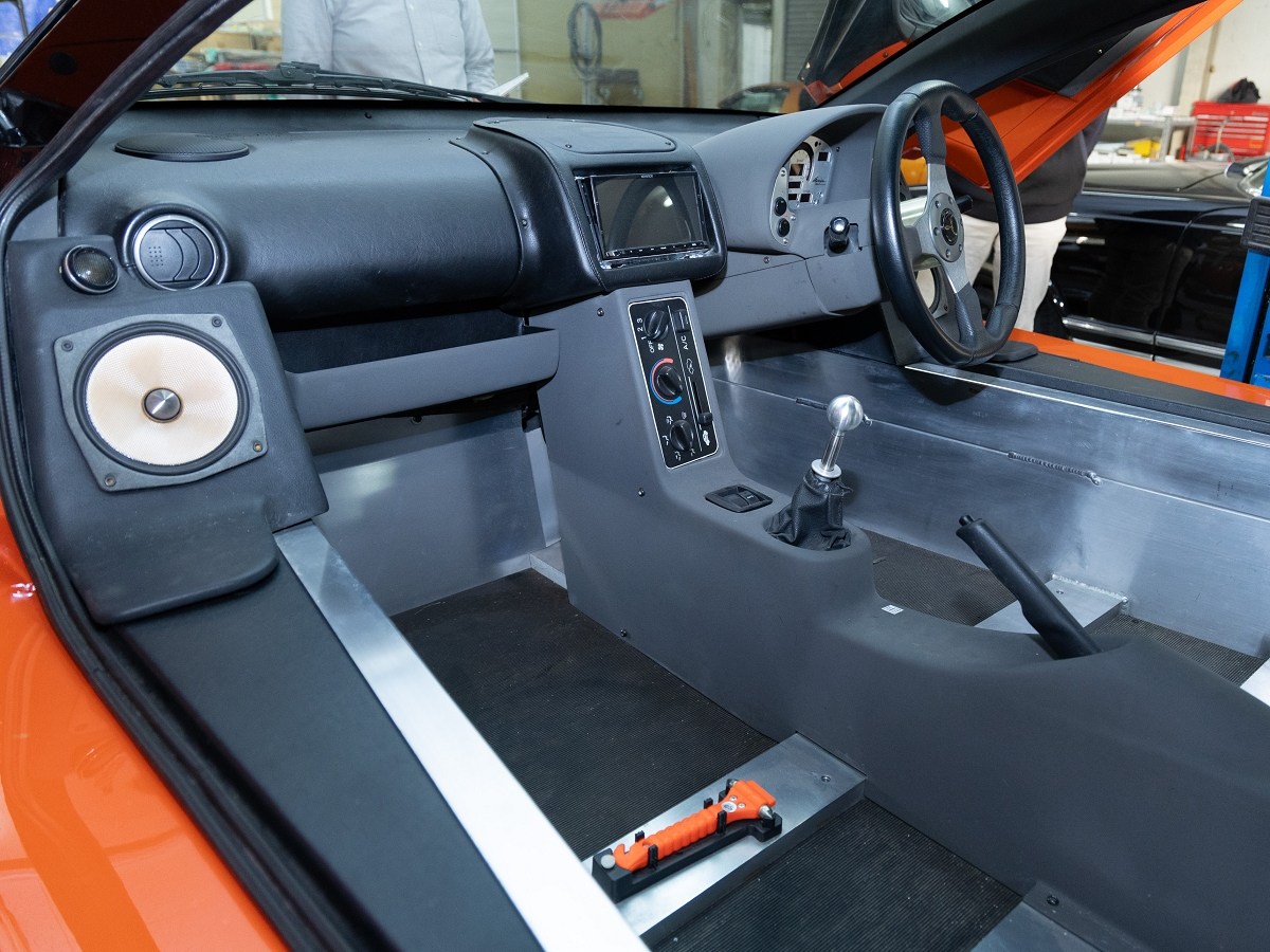 ▲動かなかったエアコンも、しっかりと作動。内装も磨かれ、新車のような色つやが蘇る。スピーカーやサブウ