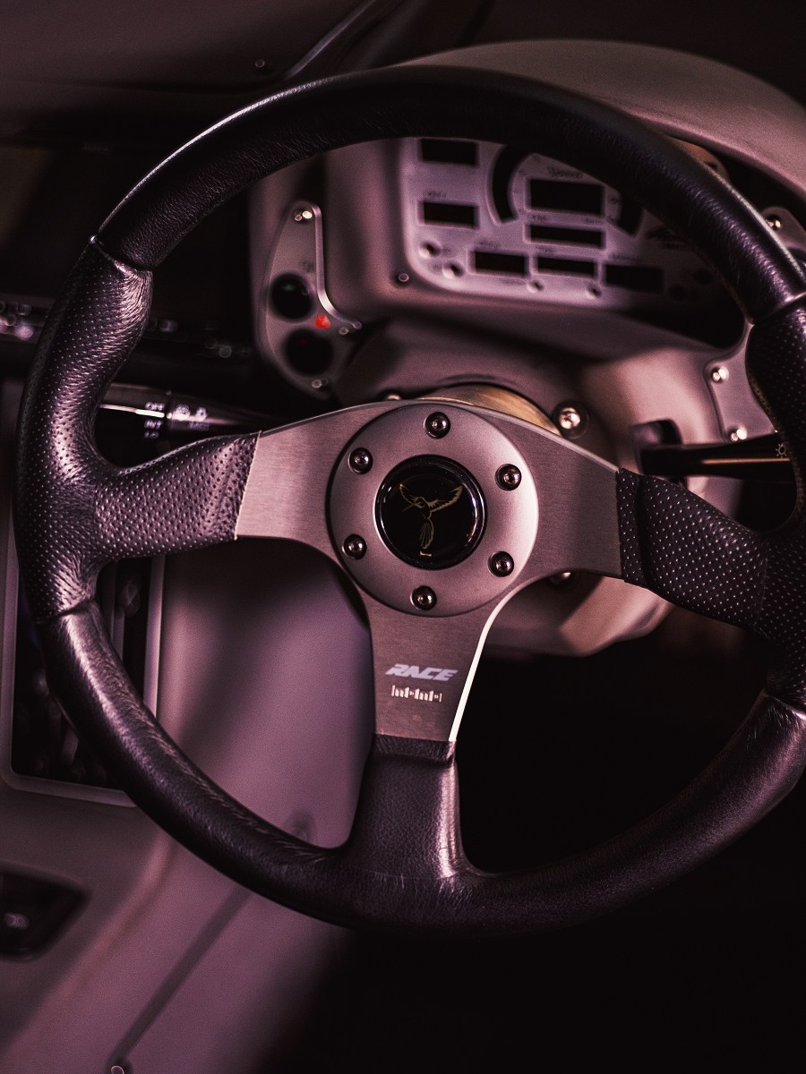 ▲ステアリングはモモ「レース」を採用。ホーンボタンにはガライヤを象徴するハチドリが描かれている