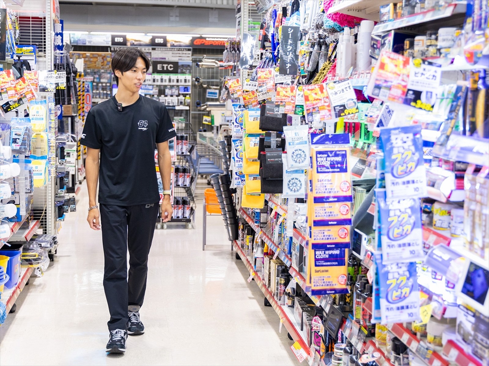 ▲そう言って洗車グッズコーナーへ向かう大草選手