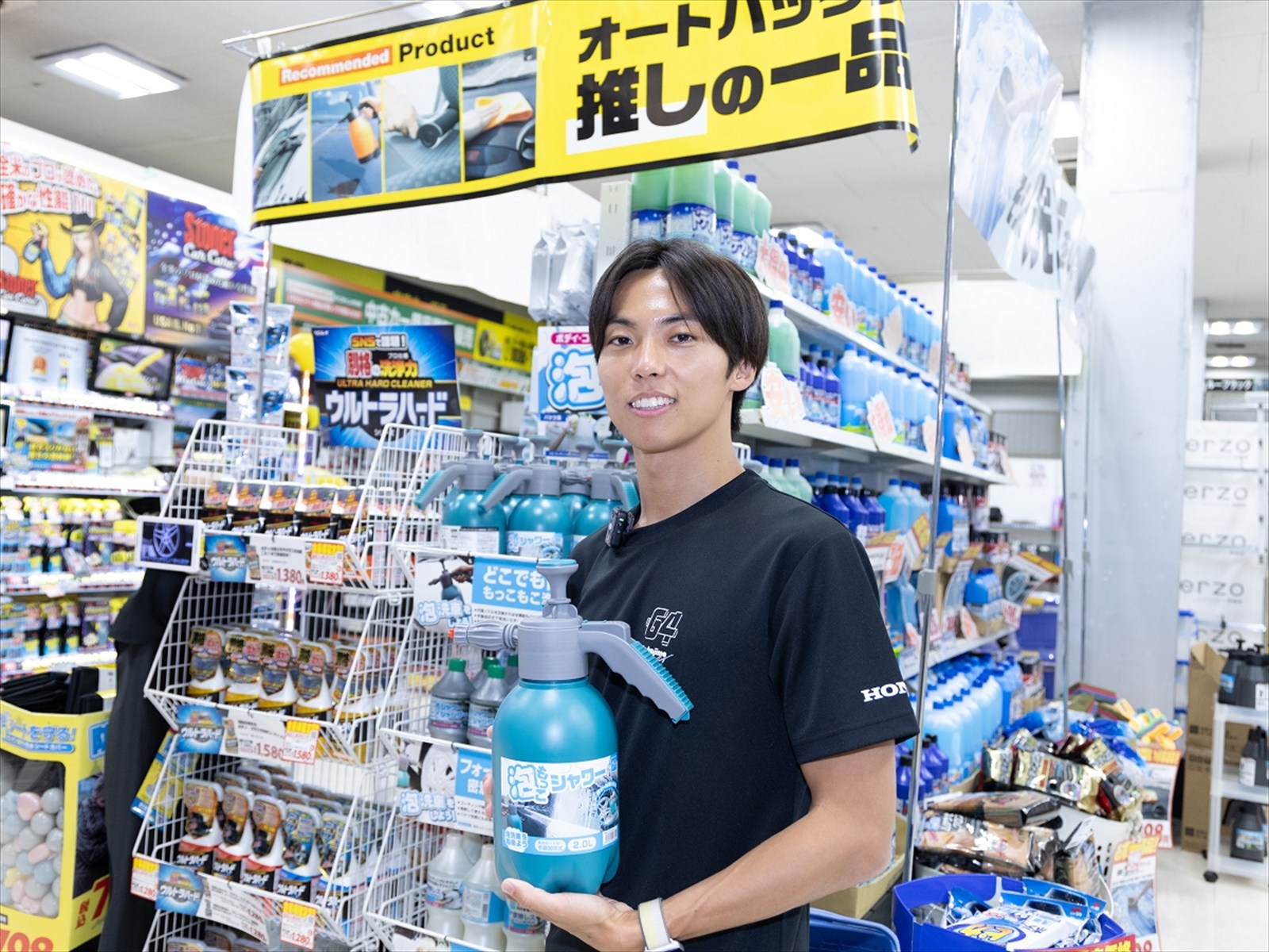 ▲店内を見て回り、携帯シャワーの「AQ.泡もっこシャワー」も気になったよう