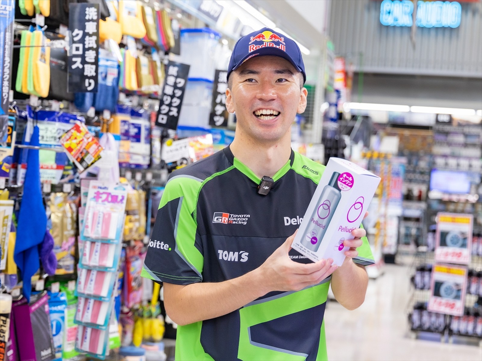 ▲笹原選手がヘルメットに使用する「グロスアップコート」はもちろんクルマのボディにも