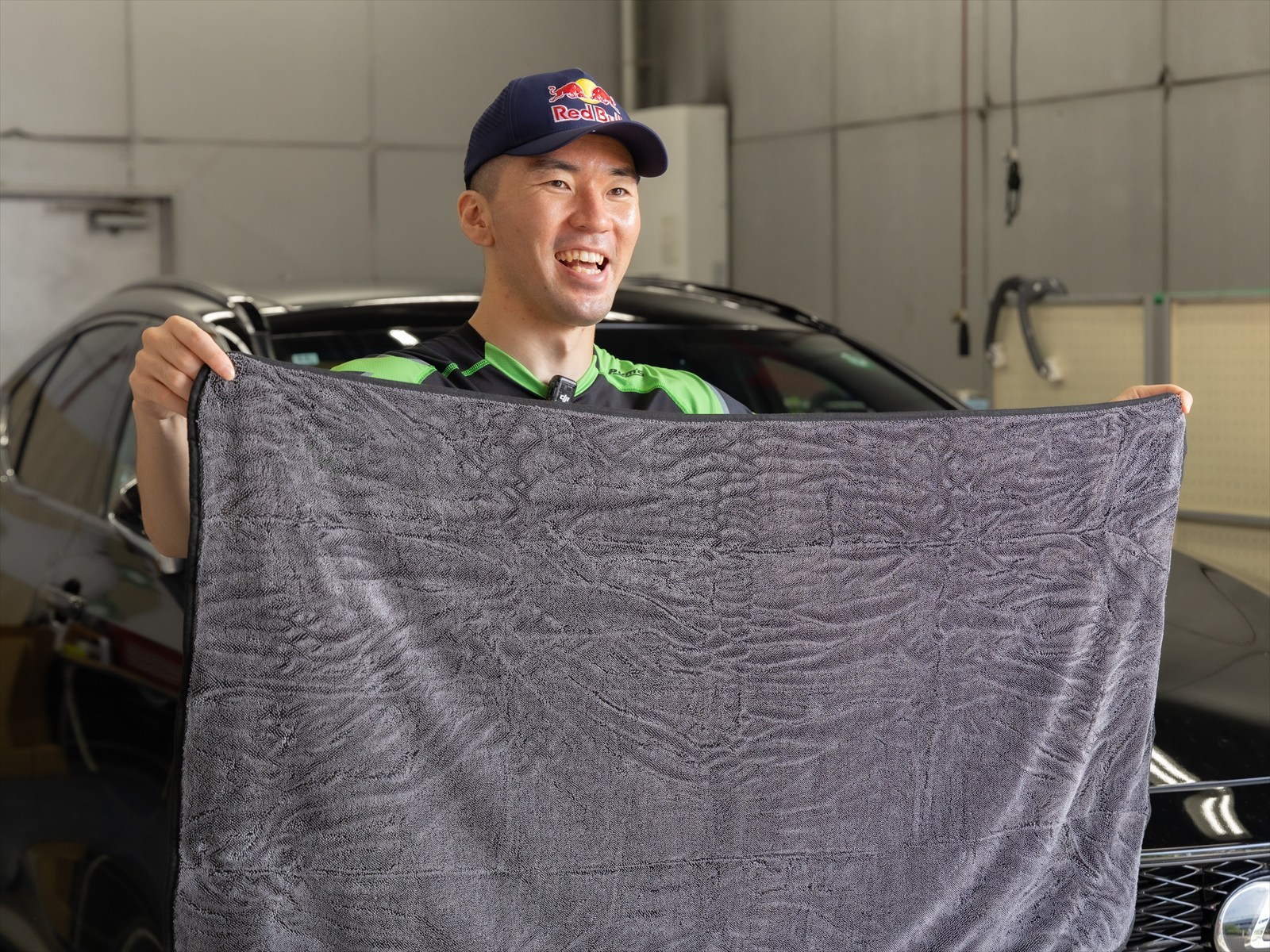 ▲「超吸水ゼロタオル」を広げて思わず笑みがこぼれる笹原選手