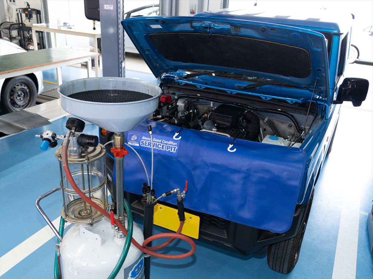 ▲今回は「上抜き」でオイル交換を実施（オートバックスピットでの作業イメージ）