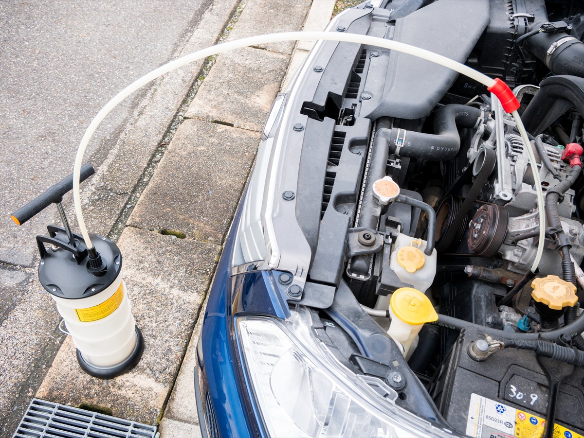 DIY用のオイルチェンジャー ※写真：PIXTA