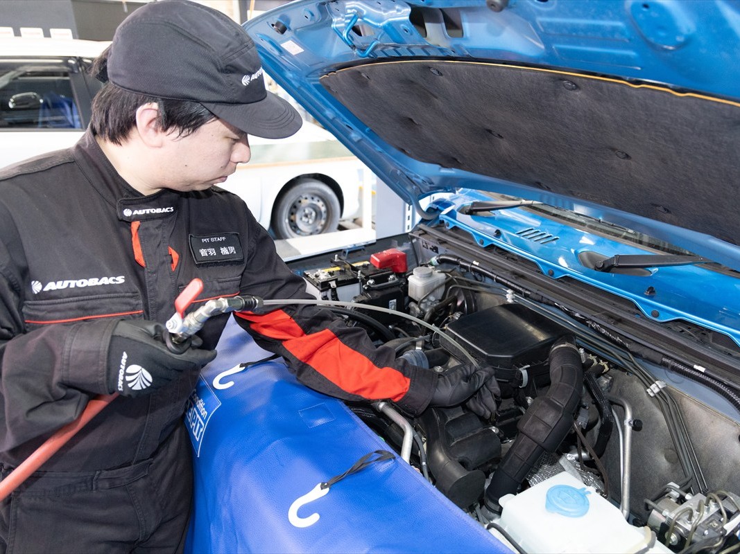 ▲オートバックスのピットでの撮影のためオイルチェンジャーは業務用だがDIYでも手順は同じ