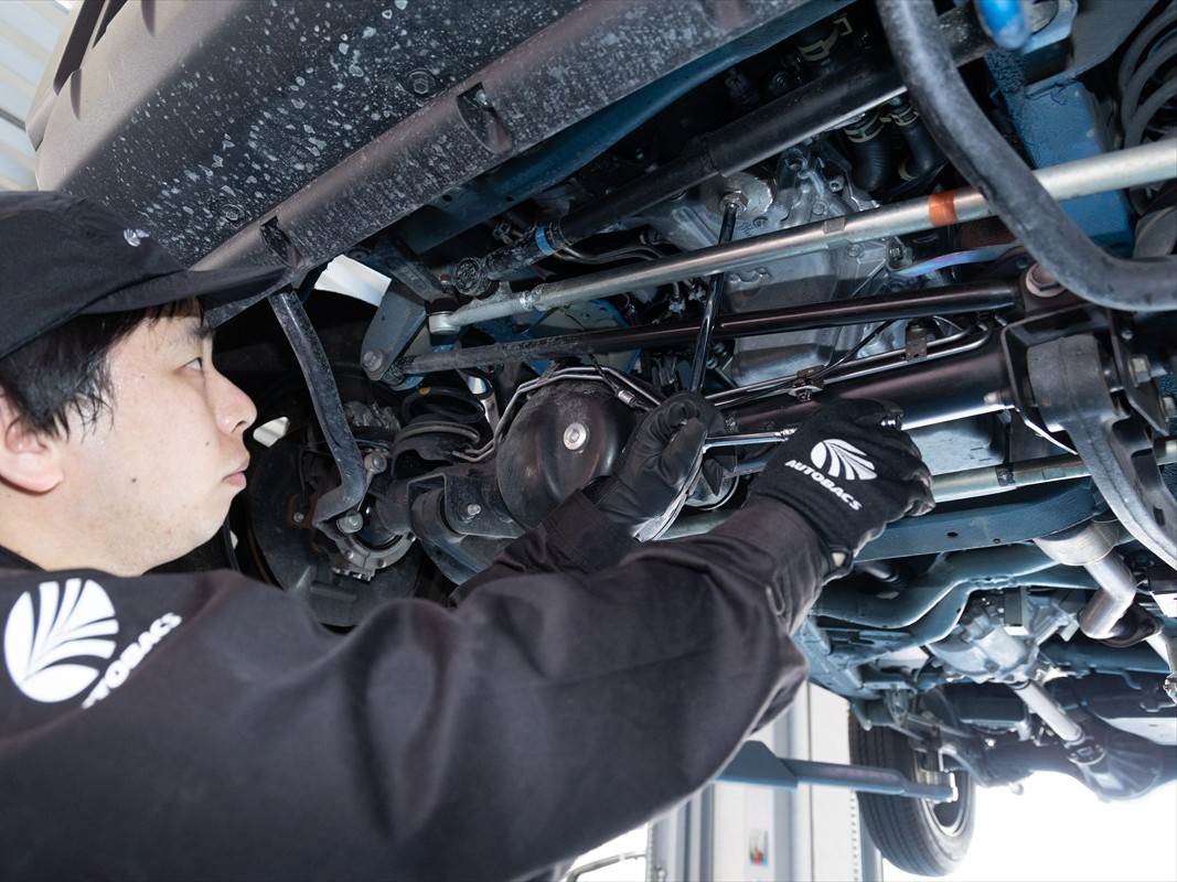 ▲「ジムニー」のオイルフィルターはフロントバンパーとオイルパンの間、アームやロッドの奥にある