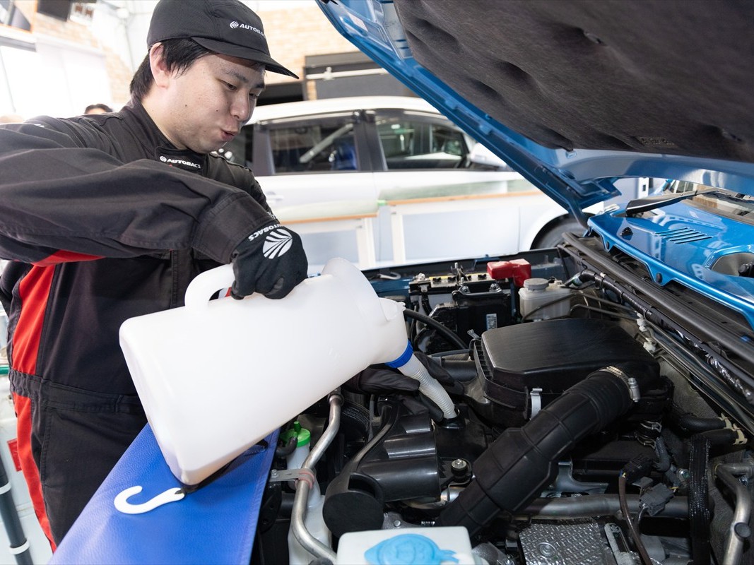 ▲オイルをこぼさないように注入していく