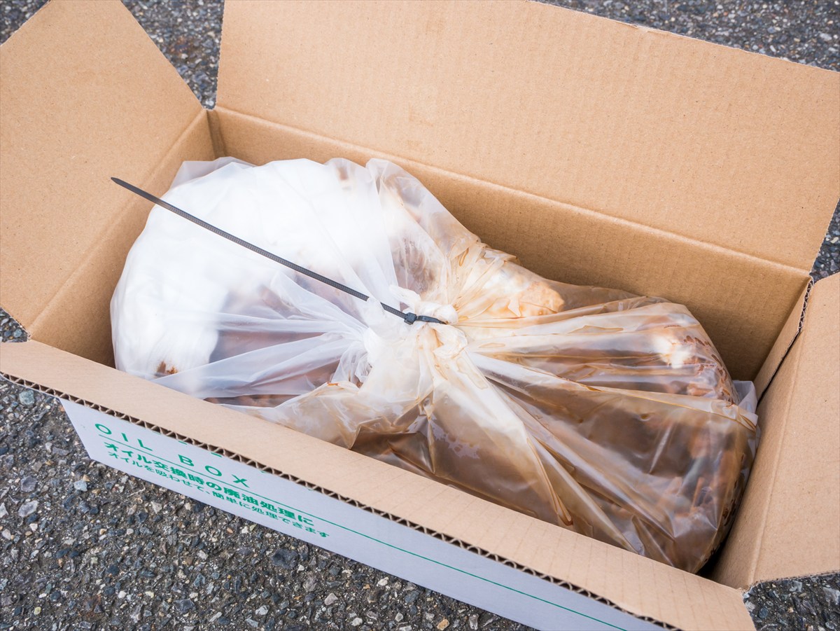 ▲廃油は必ず廃油処理箱を使用し、自治体のルールに従って廃棄を ※写真：PIXTA