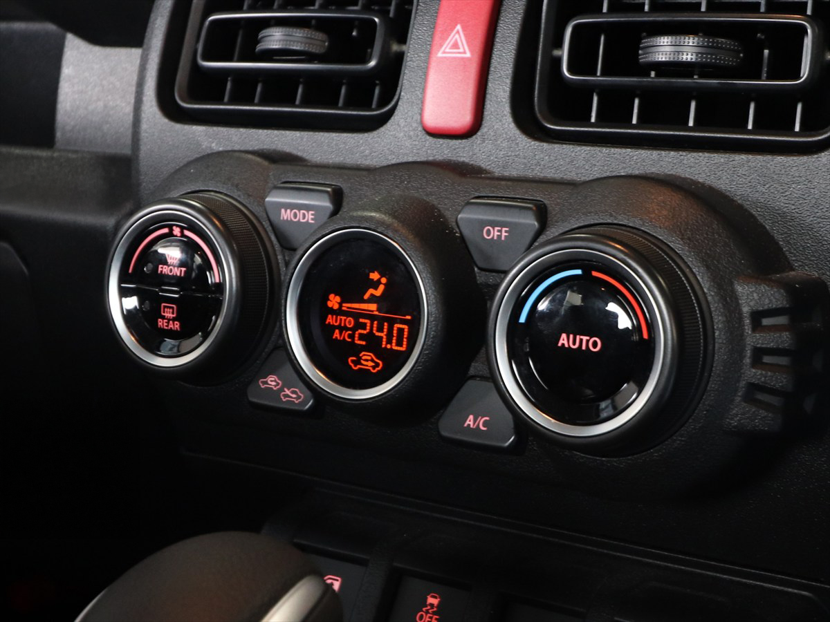 ▲シンプルな「ジムニー」でも、エアコンをはじめ電気を使う装備や機能が多い