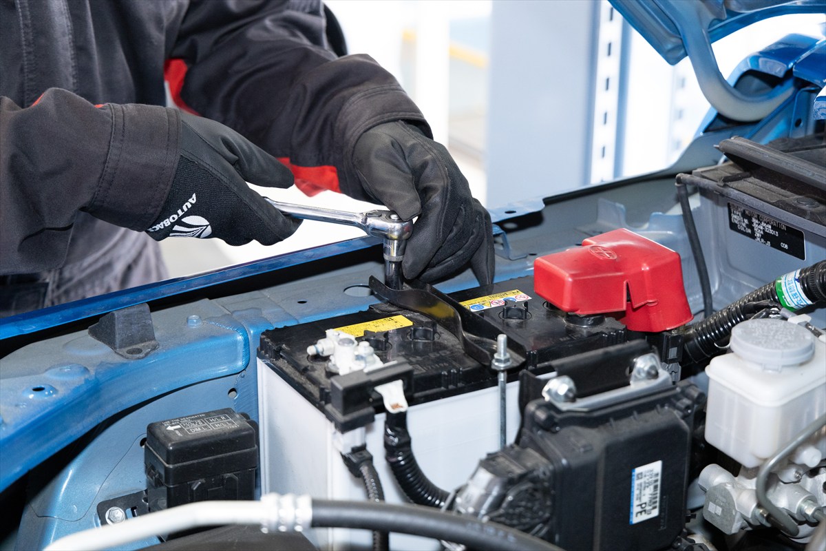 ▲フックボルトの先端はカギ状になっている。ネジをゆるめることでバッテリーの受け皿からフックが外れる