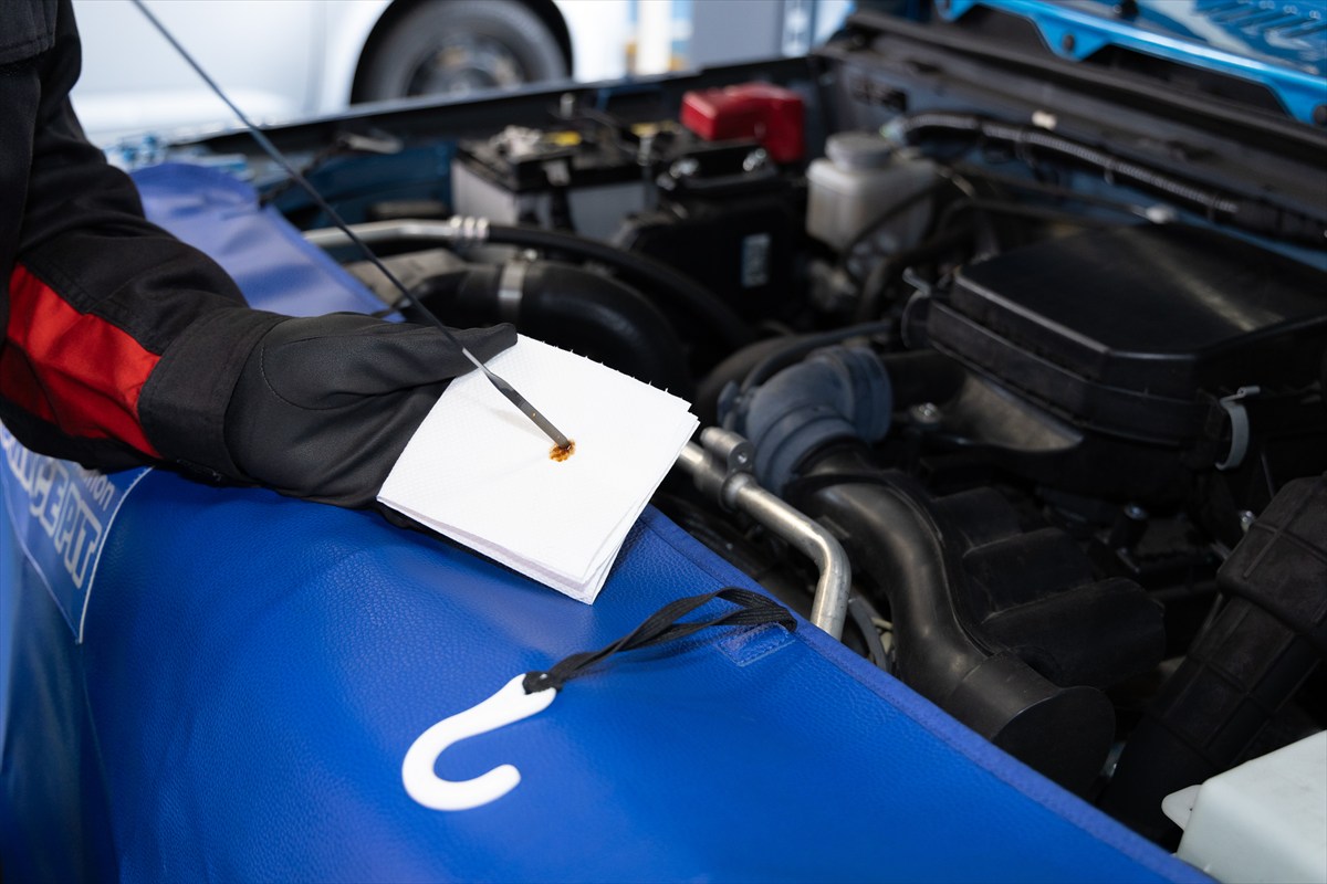 ▲交換前のオイルがこちら。色が変色しており、スラッジによる濁りもある