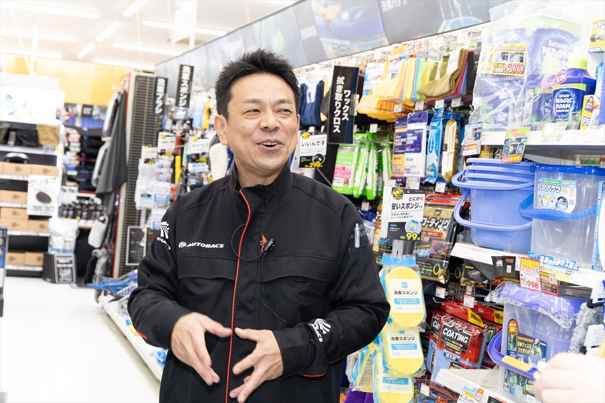 ▲「オートバックス春日部」店長の関根慎吾さん。最近は純水による洗車にハマり、いろいろと試しているそう
