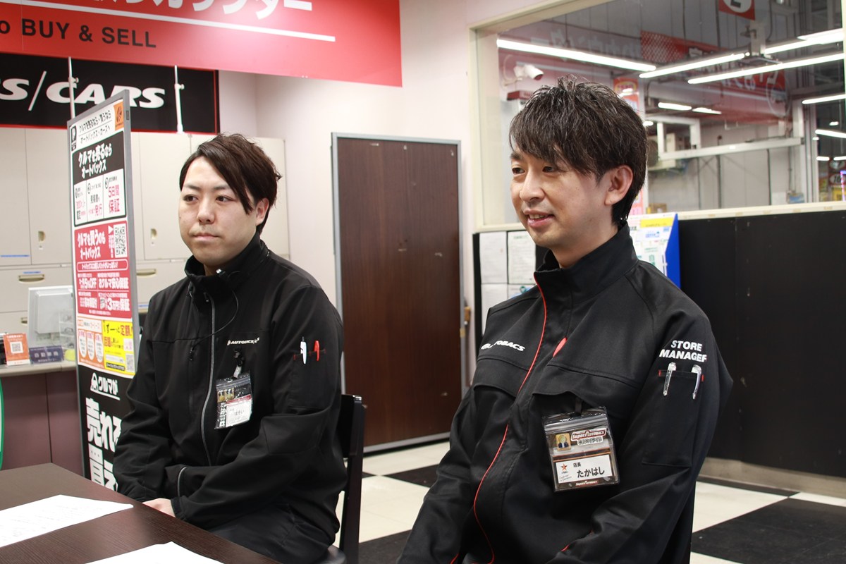 今回お話を伺ったオートバックスカーズ主任の細井健さん（左）と髙橋秀聡店長（右）