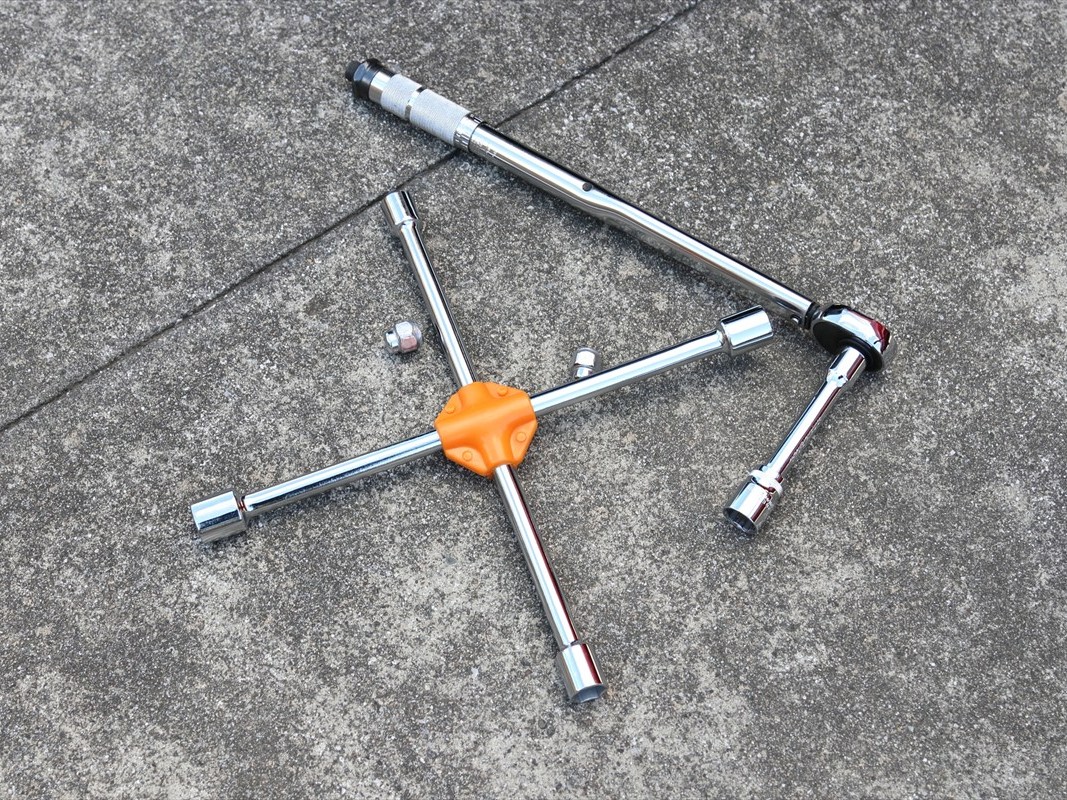 ▲ぜひ用意しておきたいクロスレンチとトルクレンチ ※写真：PIXTA