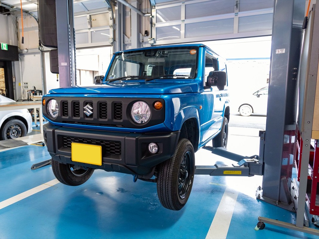 ▲オートバックスのピットでは車体を一気に持ち上げるリフトを使用