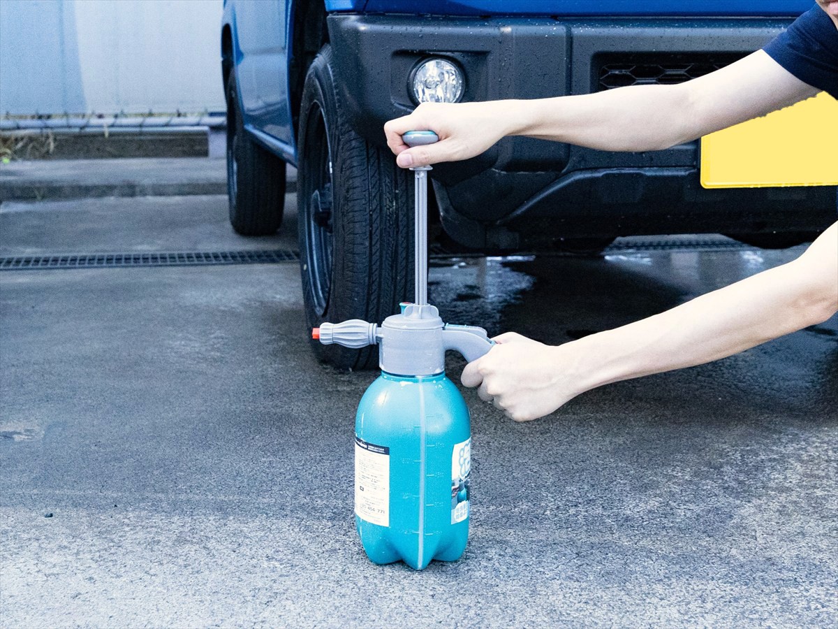 ▲泡もっこシャワーは手動でボトル内を加圧し、シャンプー剤を吹き出す仕組み。