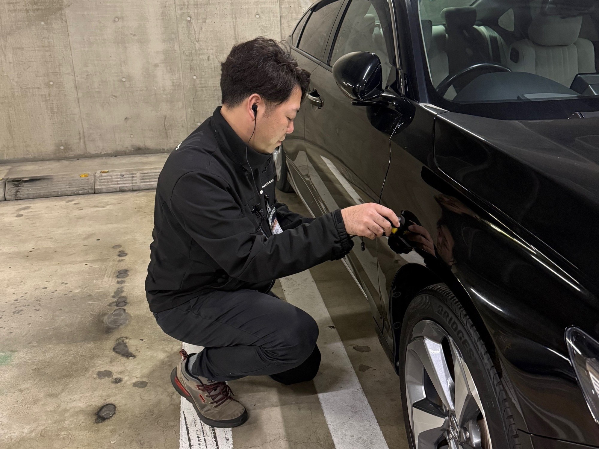 ▲査定を行う細井さん（店舗スタッフ撮影）