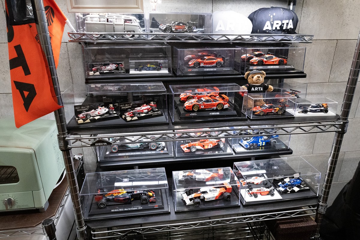 ▲F1とARTAが好きという辰巳さん。特に鈴木亜久里監督のファンで、直筆サイン入りミニカーも