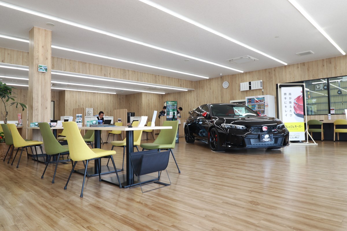 ▲広くてきれいな店内。自動車メーカーのディーラーのよう