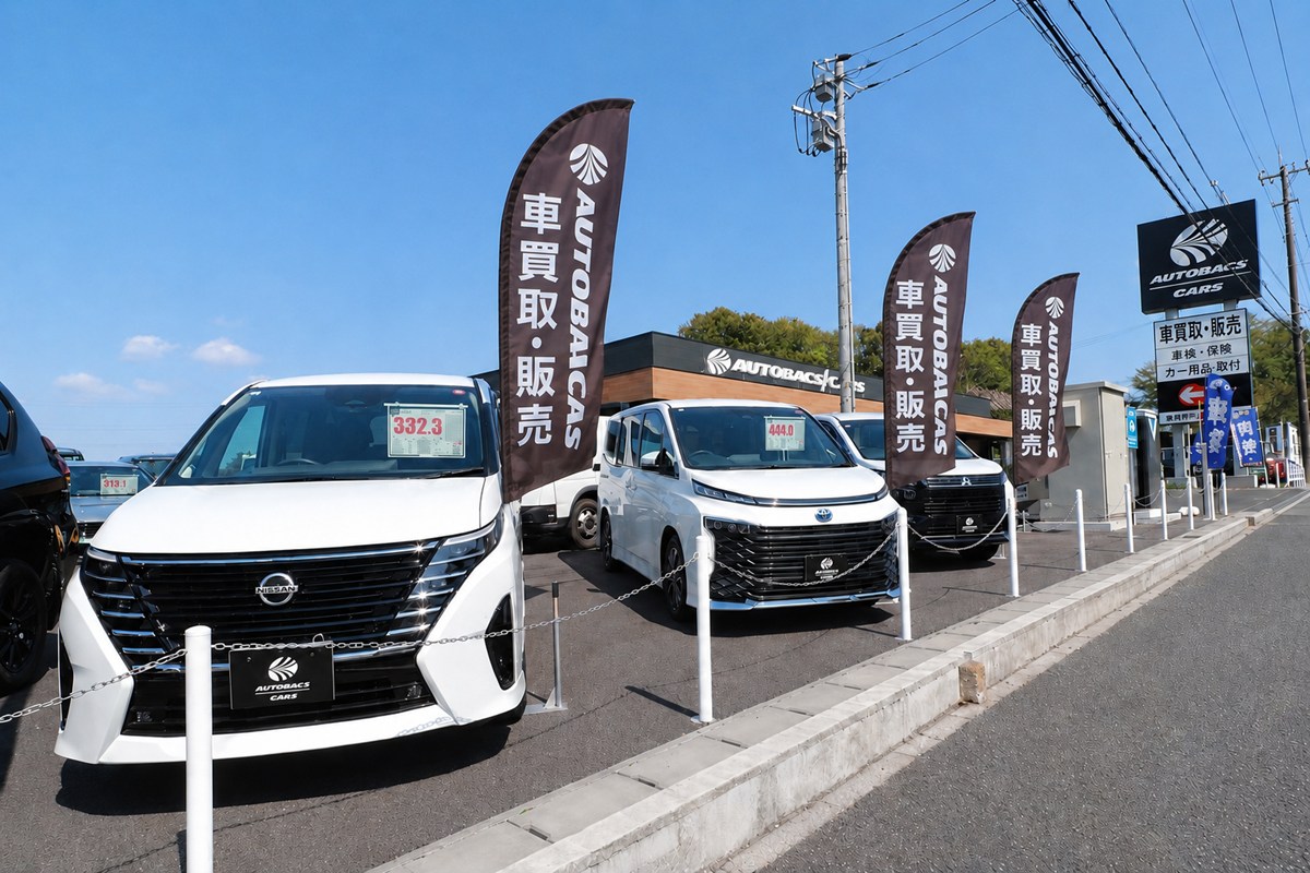 ▲屋外の展示場には「セレナ」「ヴォクシー」など人気のミニバンが並んでいた