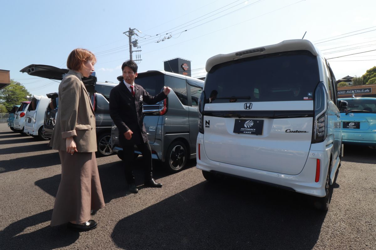 ▲荷室の広さなども一緒にチェックしていただいた