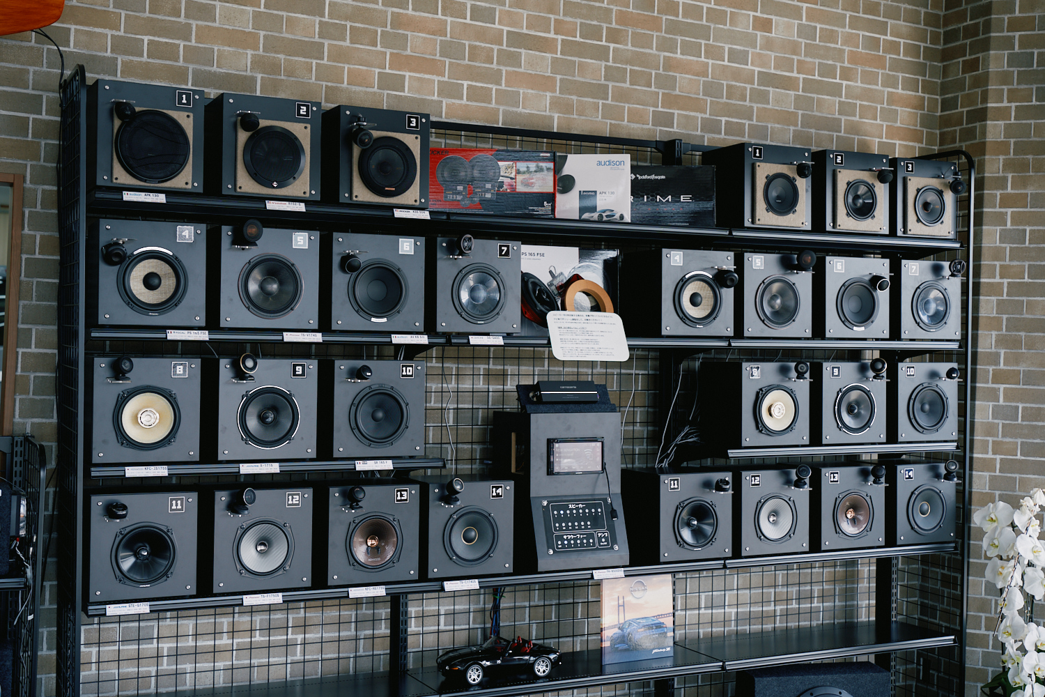 ▲試聴用に用意されたスピーカー。豊富な品揃えはオーディオテーラーならでは
