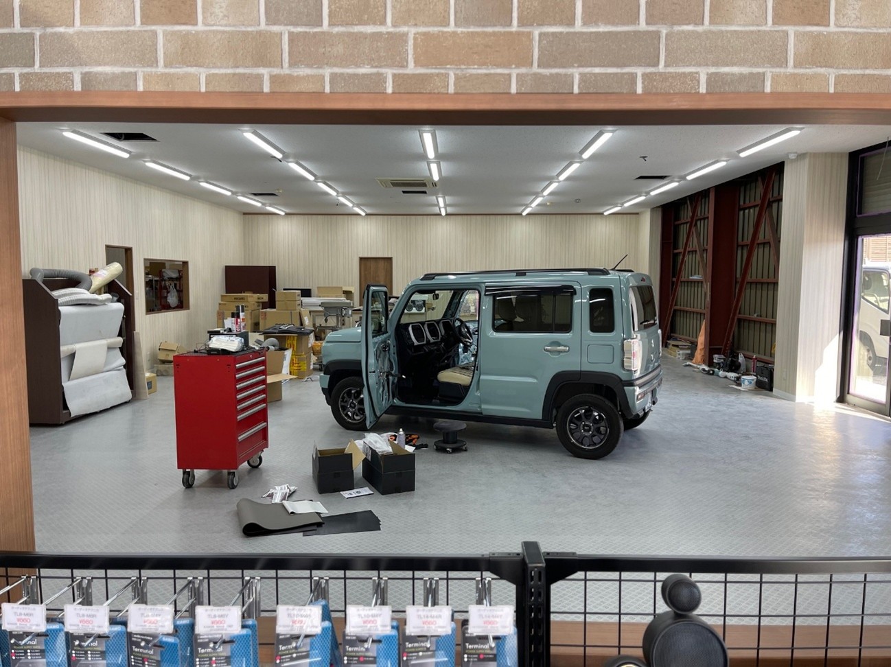 ▲店内にいながら、ピットで行われる愛車への作業を見学することもできる