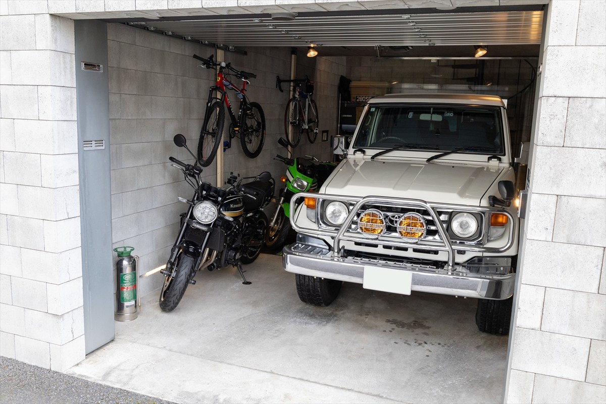 ▲現在、辰巳さんのガレージには、メインにランクル70と2台のバイクが保管されている（写 真：飯島隆）