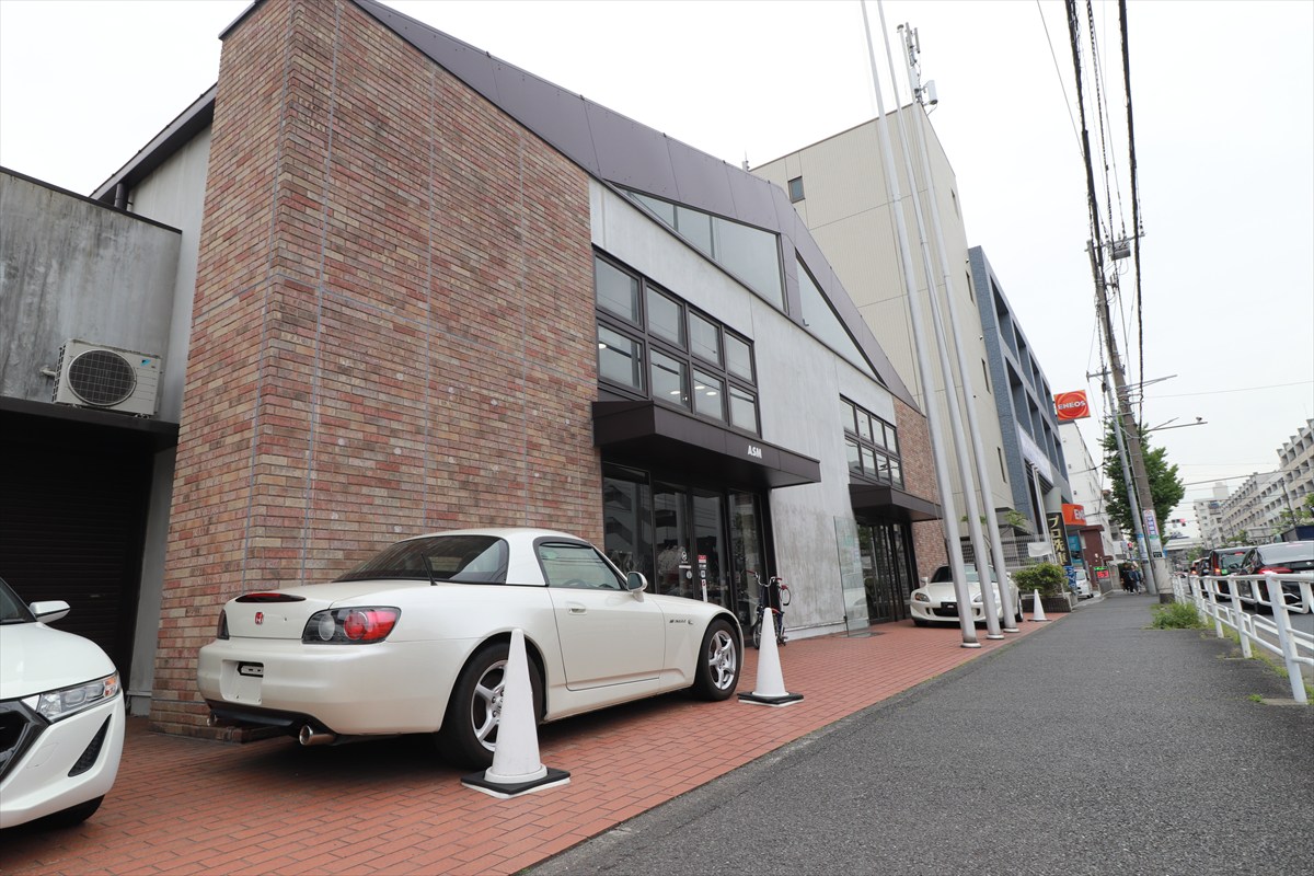 ▲高速などからの立地から選んだASMの店舗。店頭に展示されているS2000は購入可能な中古車だそう