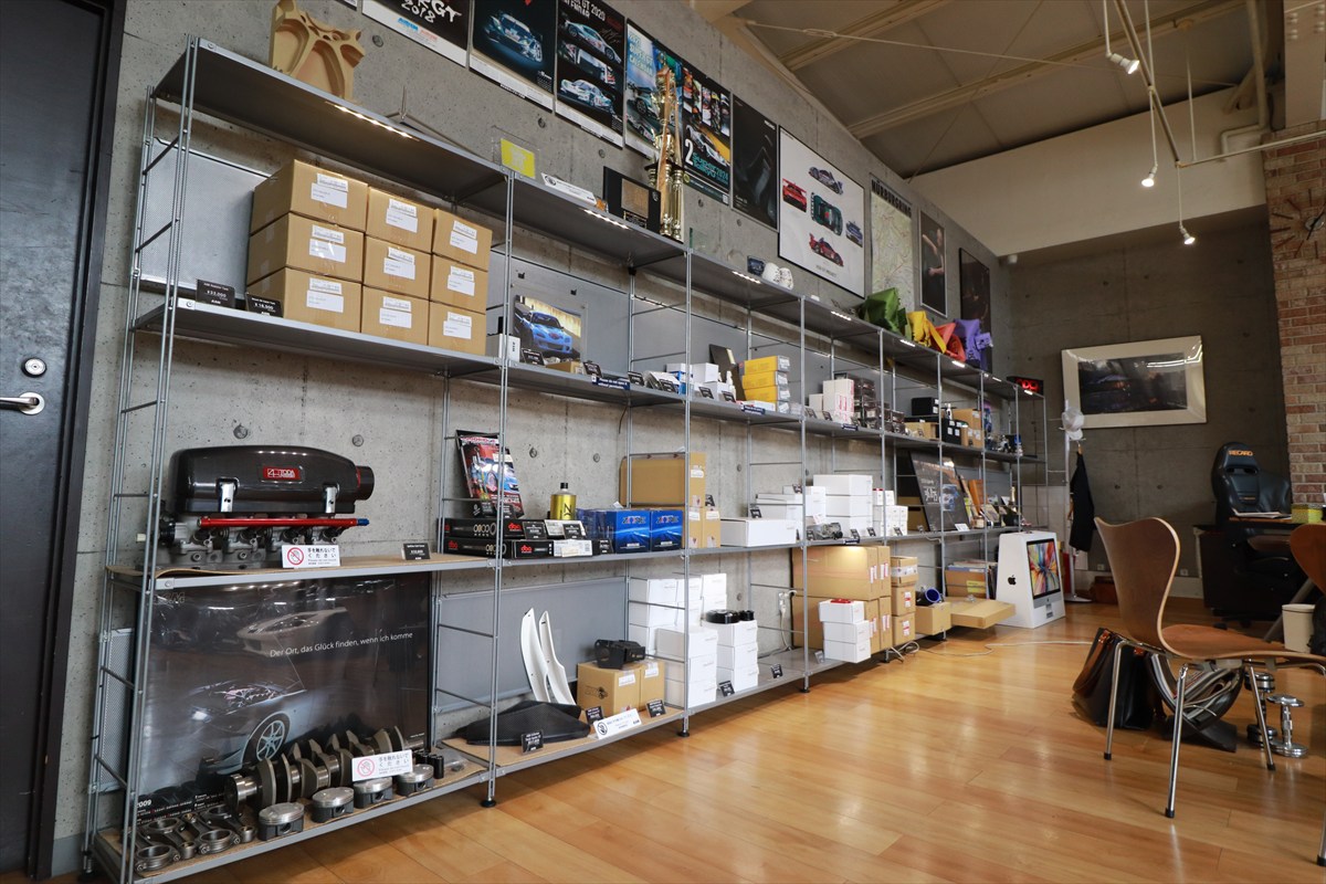 ▲ASMの店内にはオリジナルを含め、さまざまなS2000用パーツが並ぶ
