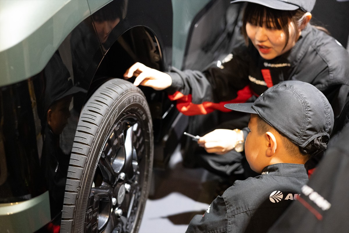 ▲専用の道具でタイヤの溝をチェック！