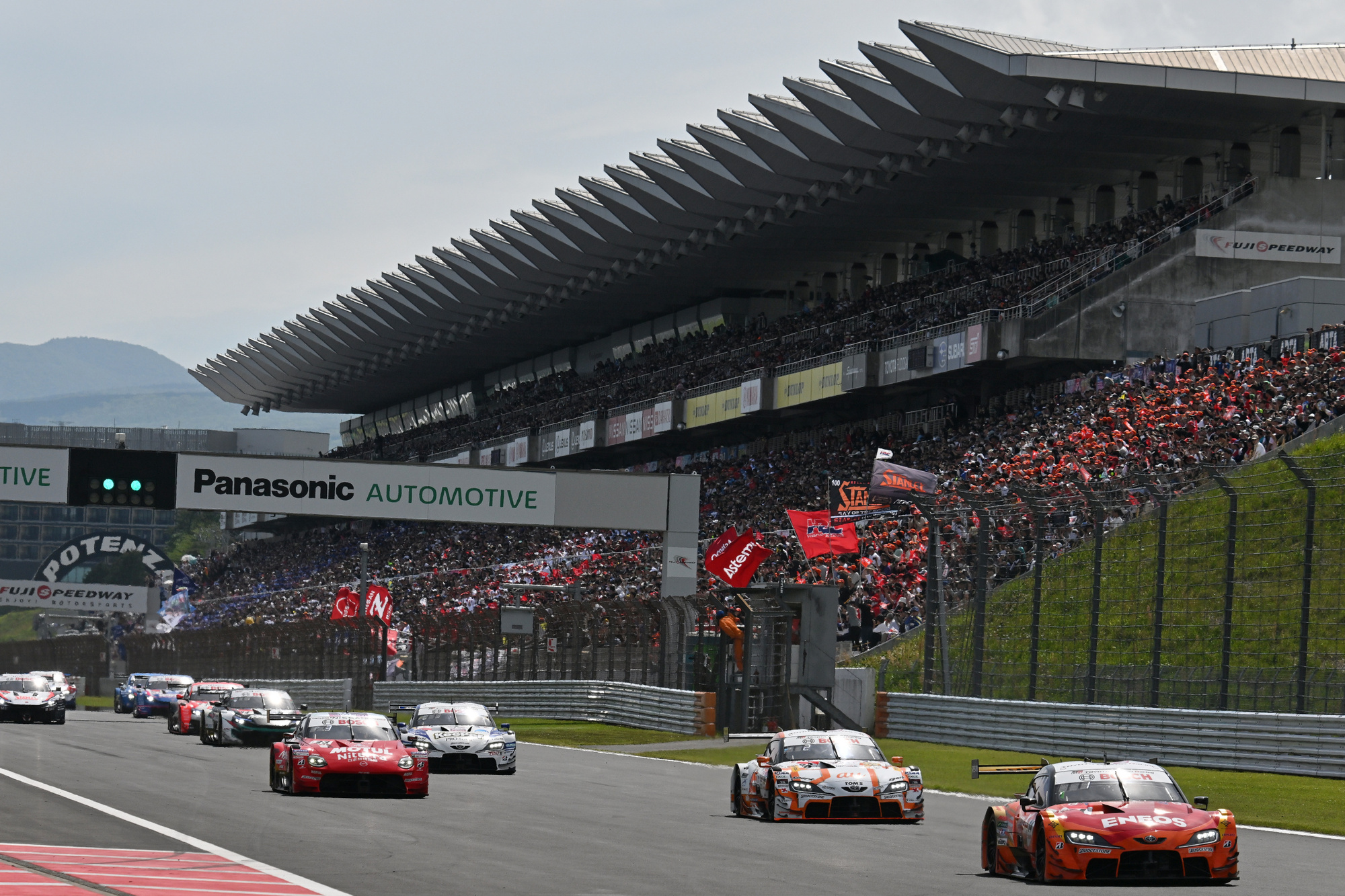 ▲国内外の自動車メーカーが参戦するSUPER GT