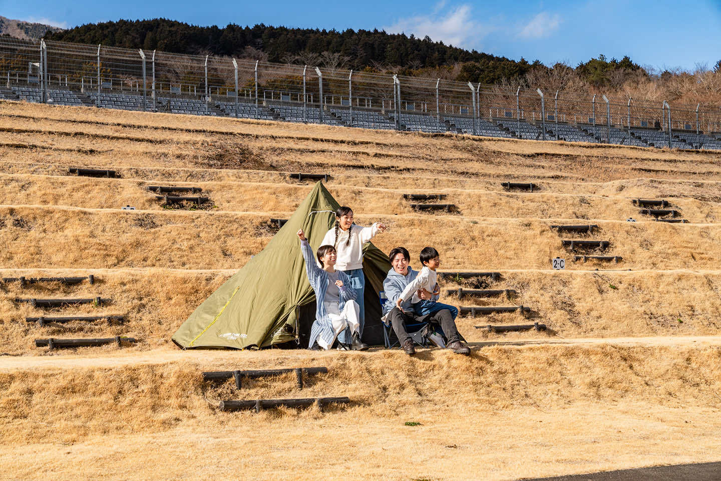 ▲「RECAMP 富士スピードウェイ」は、日本初のサーキットの真横でキャンプが楽しめる施設。