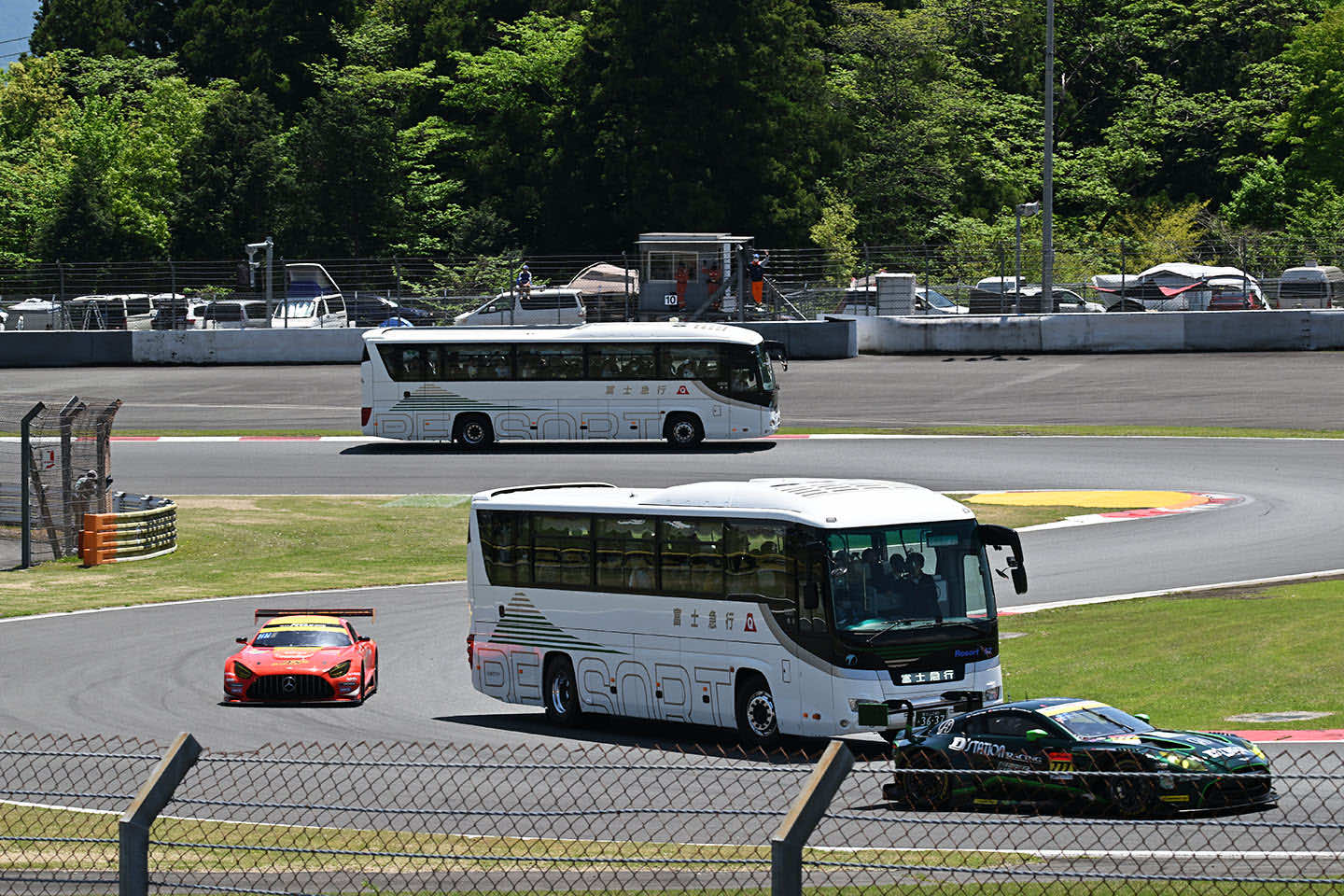 ▲サーキットサファリでは、走行中のレースカーを真横から見ることができる大迫力の体験を味わえる