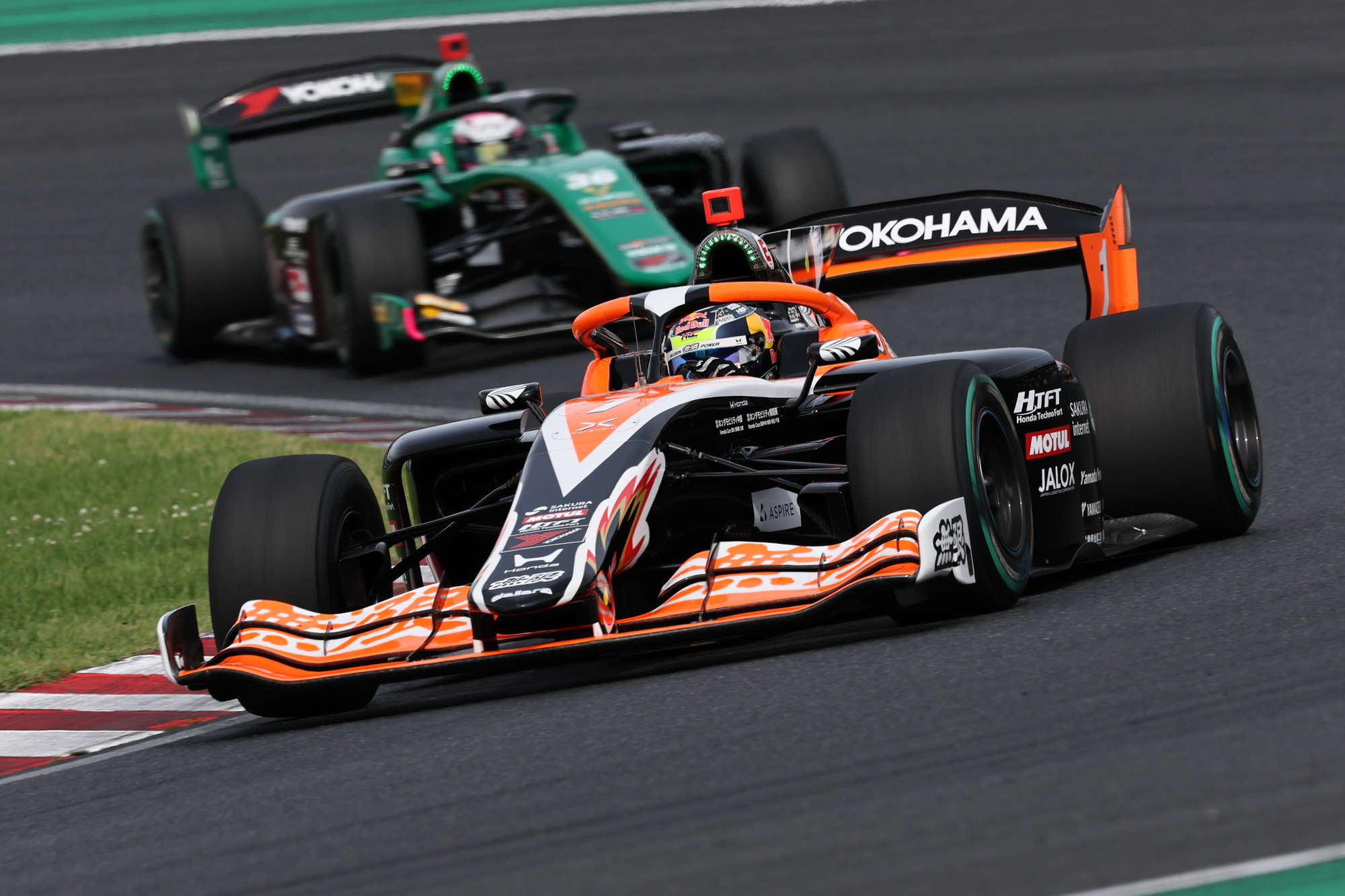 ▲F1に次ぐ速さを誇ると言われるSUPER FORMULAは、1台に1人が乗って戦うというシンプルな