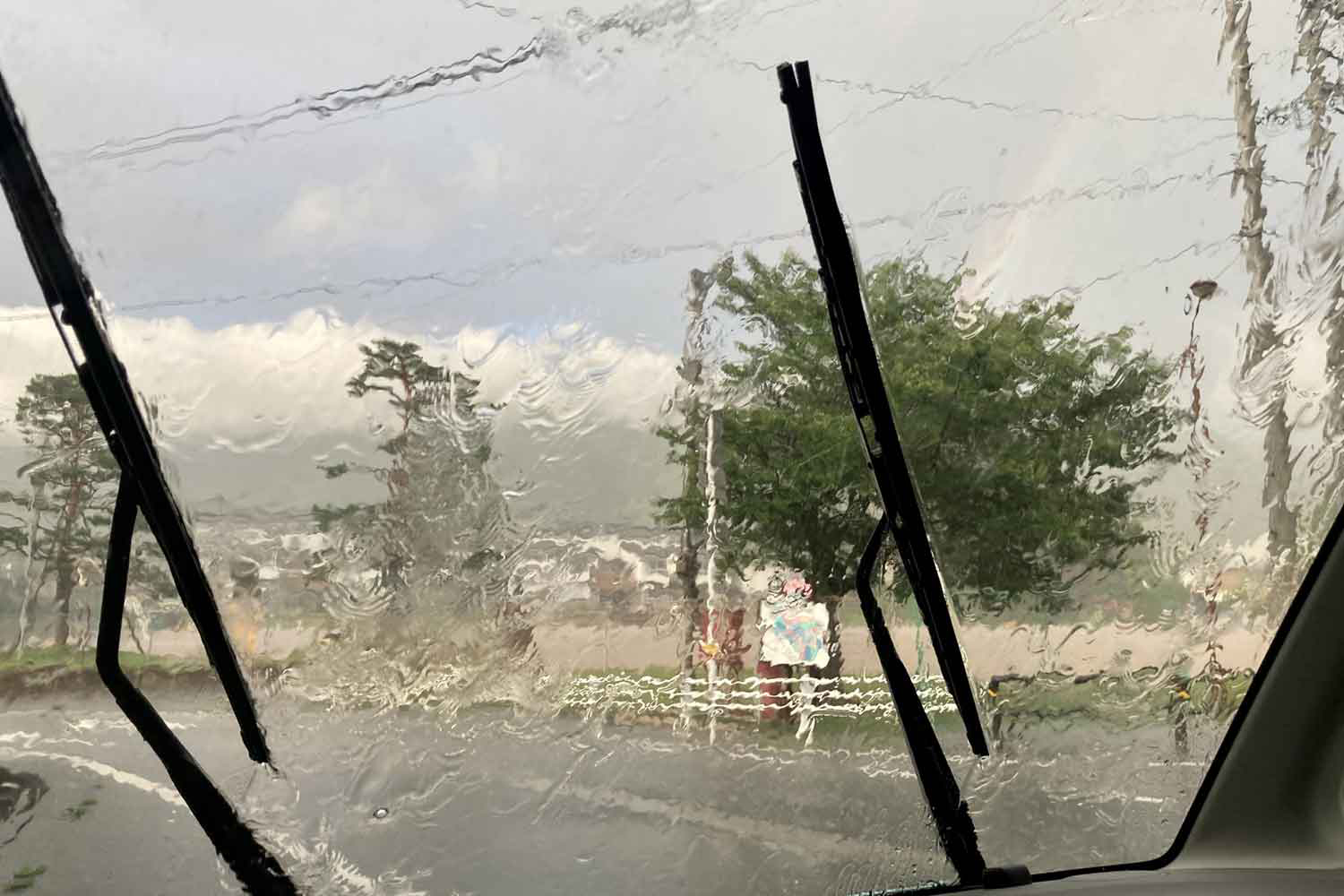 ▲昨今の台風・豪雨では、ワイパーを最速にしても視界がはっきりしないこともあります。